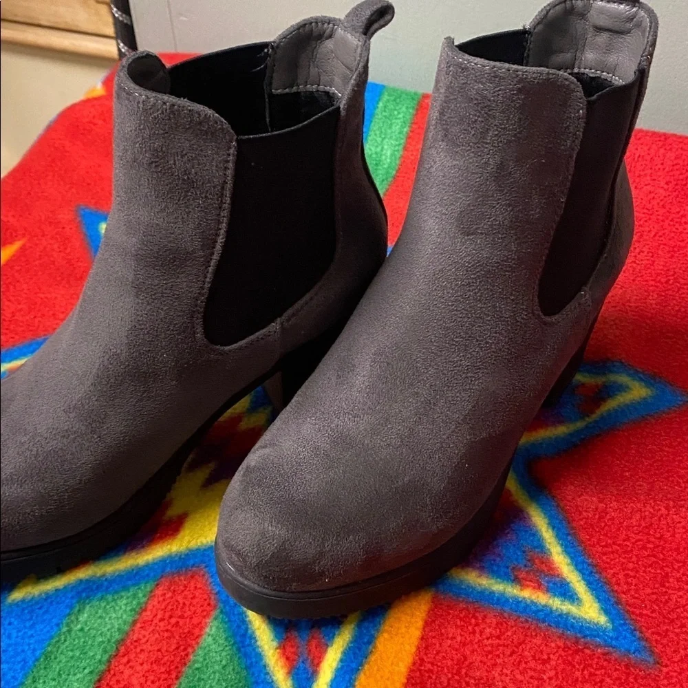 Dream Pairs Gray Suede High Heel Chelsea Ankle Boots Size 7.5